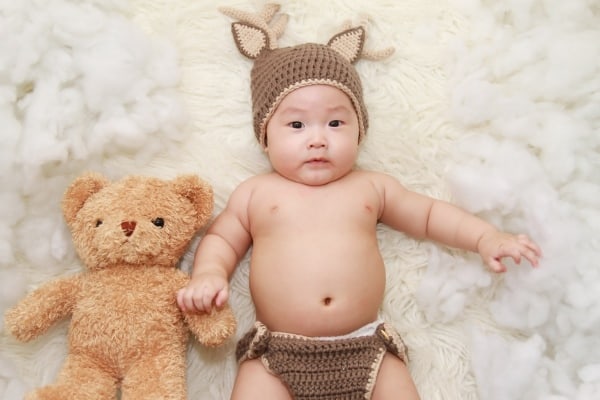 תינוק עם חליפה מענינית ודובי
