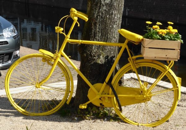 אופניים בצבע צהוב עם פרחים